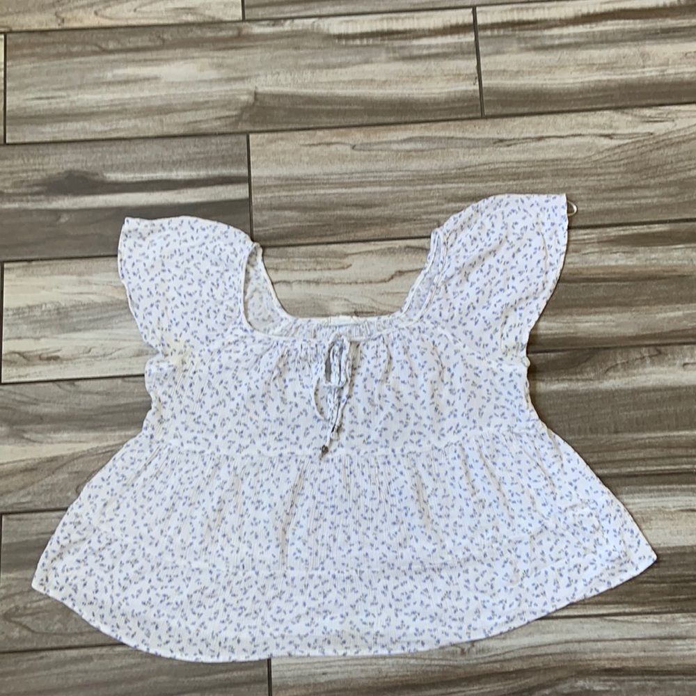 I’m selling a very cute and fashionable blouse from the brand Hippie rose.